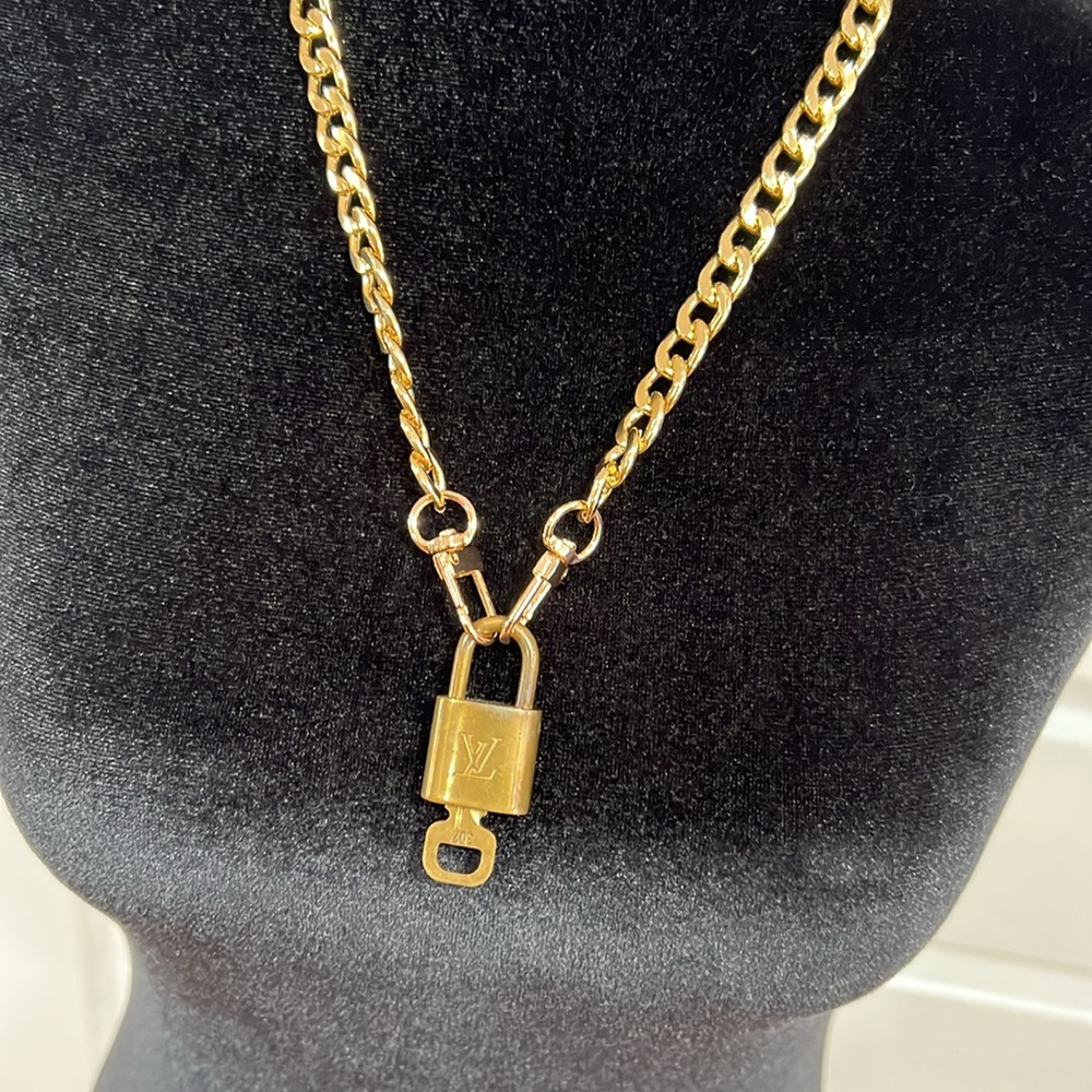 š§”Gold Chain Necklace with LV Lock Pendant 307 - Picture 5 of 14